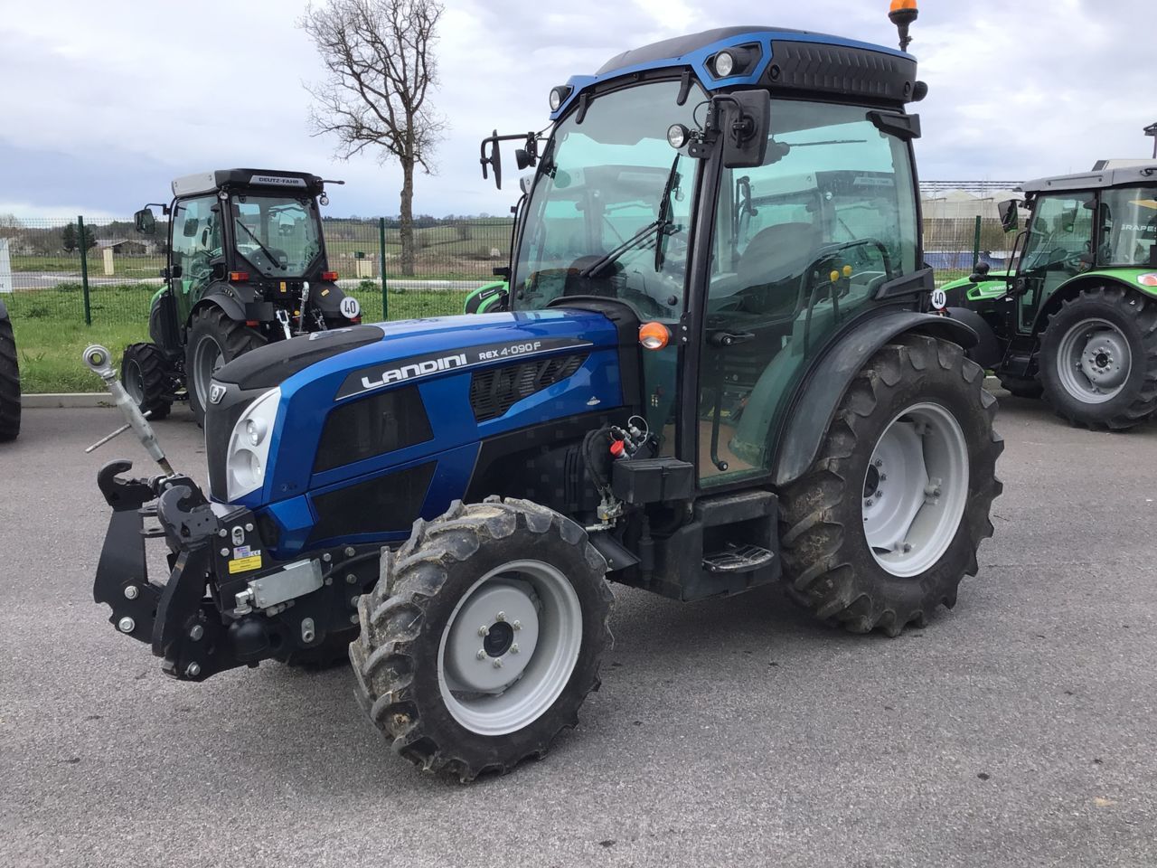 E-FARM: Landini 4. 90 f - Tractor - id WBFRDJ4 - €49,000 - Year of construction: 2022 - Engine hours: 375,Engine power (HP): 90,France