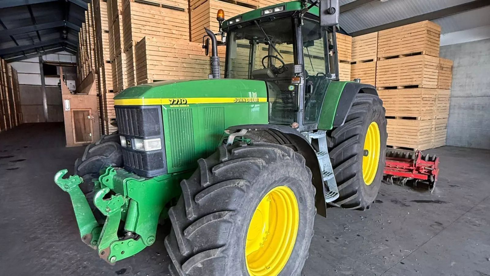 E-FARM: John Deere 7710 - Tractor - id 88UTZSQ - 49.438 EUR - Anul: 2002 - Citeste ore: 12.500,Muterea motorului: 200,Danemarca