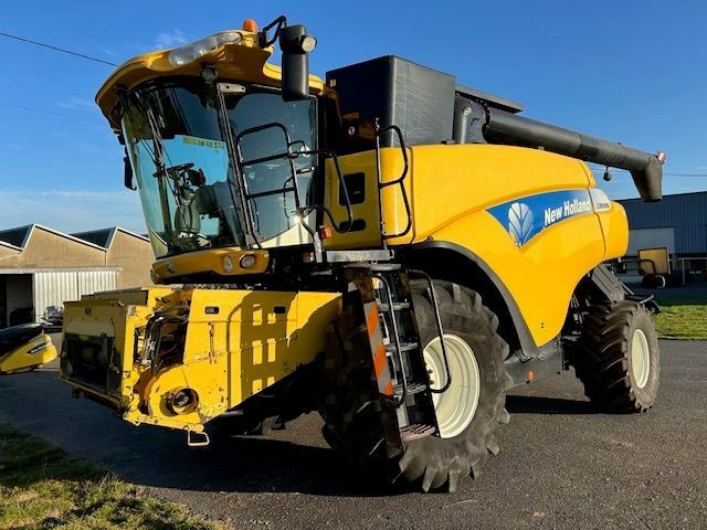 E-FARM: New Holland CR 9080 Elevation - Combine harvester - id LSMTSIT - Year of construction: 2007 - Engine hours: 6,328,France