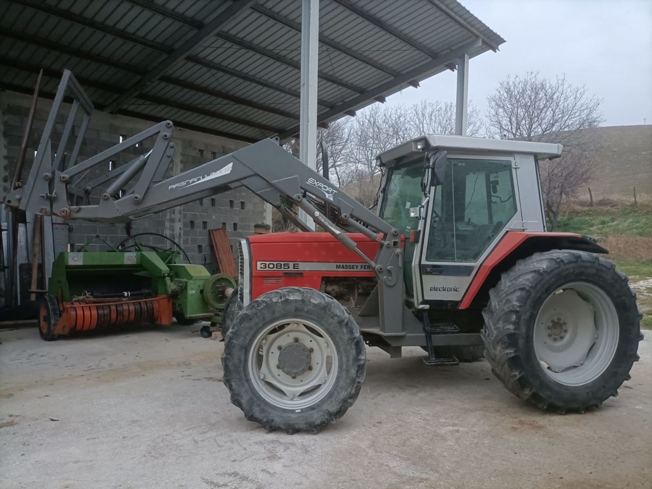 E-FARM: Massey Ferguson 3085 e - Τρακτέρ - id CIXLES2 - 17.000 € - Χρονία: 1996 - Μετρητής ωρών: 6.221,Ισχύς κινητήρα: 105,Ιταλία
