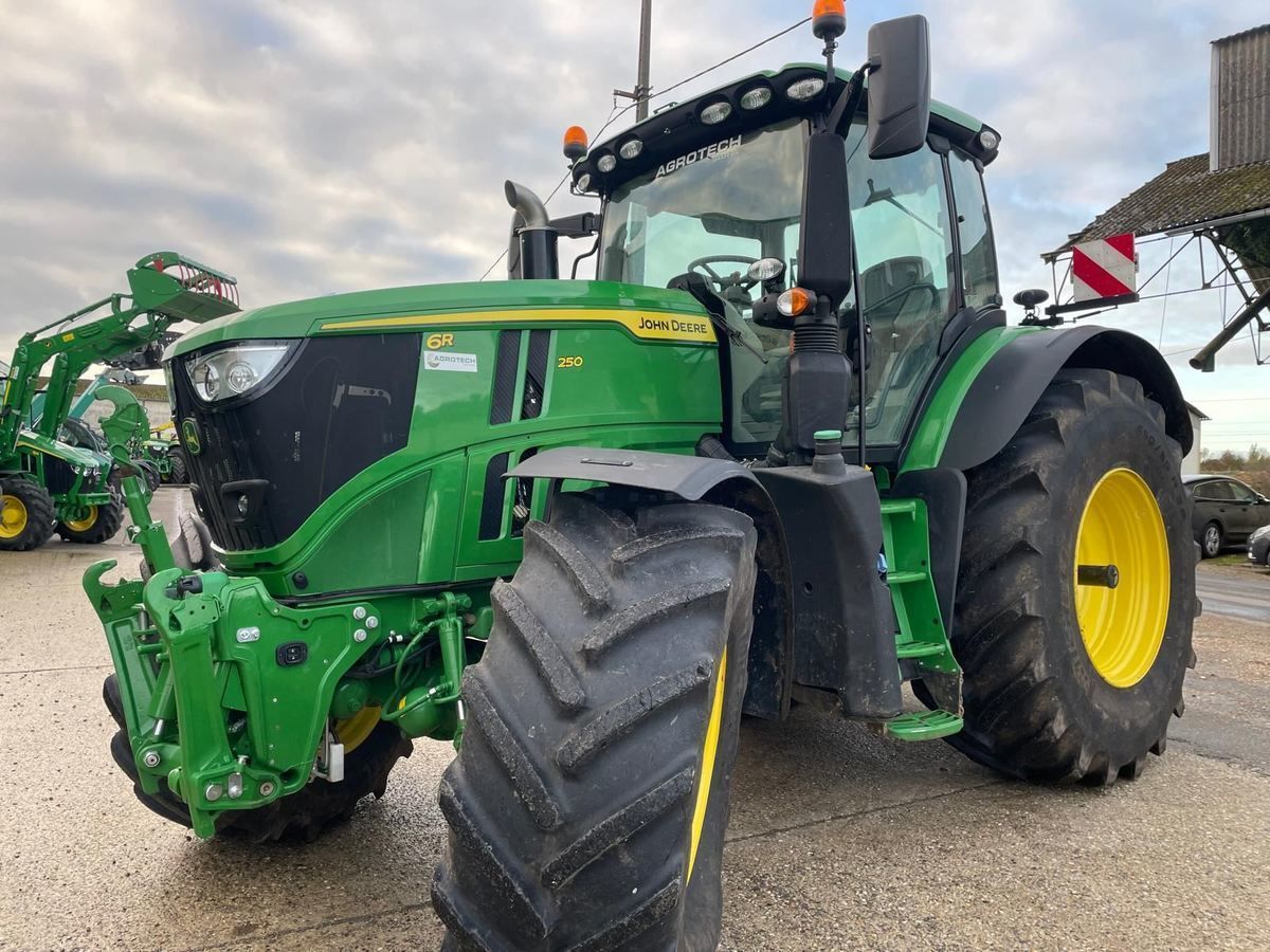 E-FARM: John Deere 6R 250 - Tractor - id 7198QT1 - €185,000 - Year of construction: 2023 - Engine hours: 910,Engine power (HP): 250,France