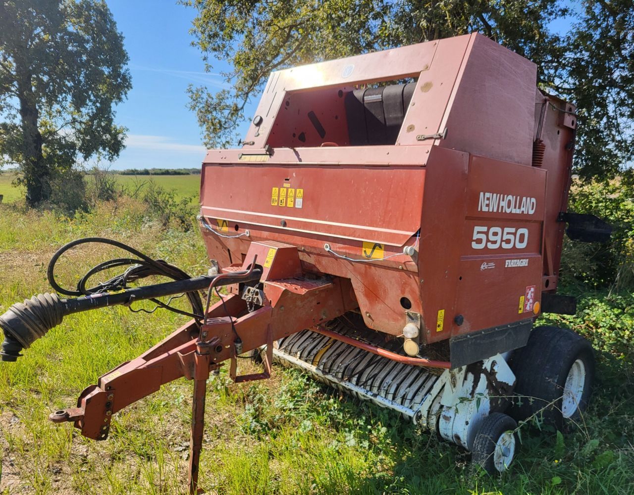 E-FARM: New Holland 5950 - Ballepresser - id IZGPVFF - 4.500 € - Produktionsår: 1997 - Frankrig