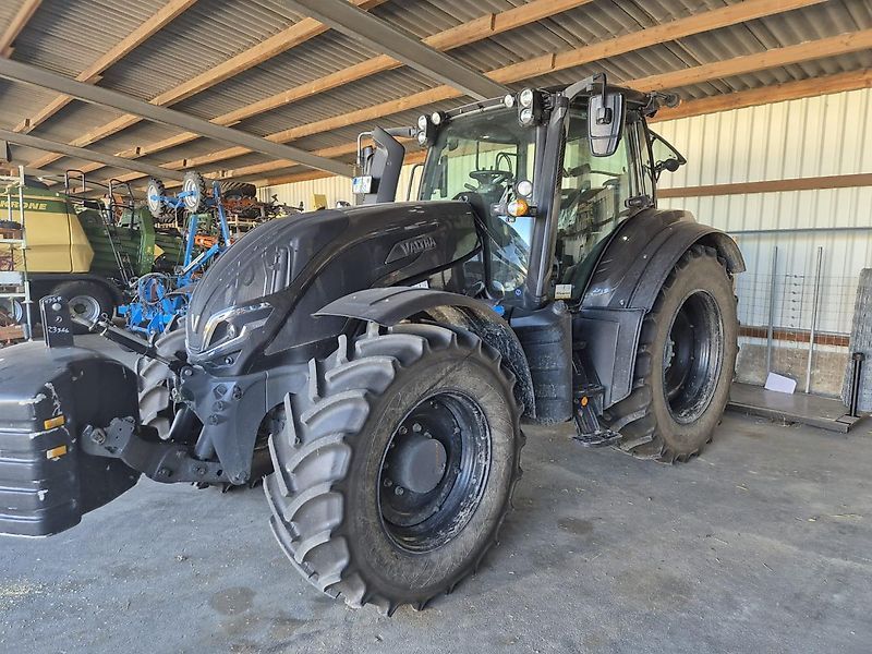 E-FARM: Valtra T235 - Tractor - id Y7DQU7N - €112,000 - Year of construction: 2022 - Engine hours: 1,351,Engine power (HP): 235,Germany