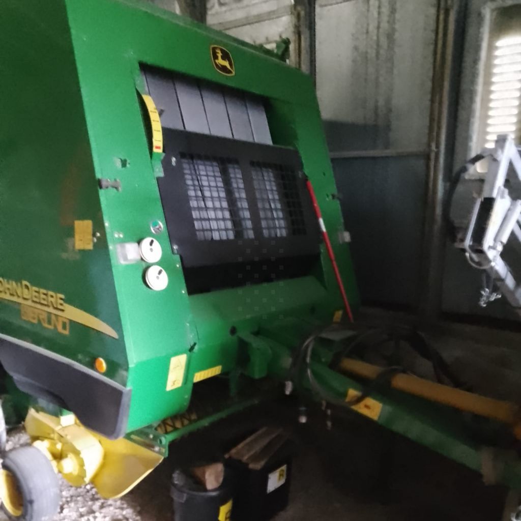E-FARM: John Deere 582 - Presă de balotat - id 3KGCUTU - 8.500 EUR - Anul: 2003 - Numărul total de baloți produși: 10.000,Italia