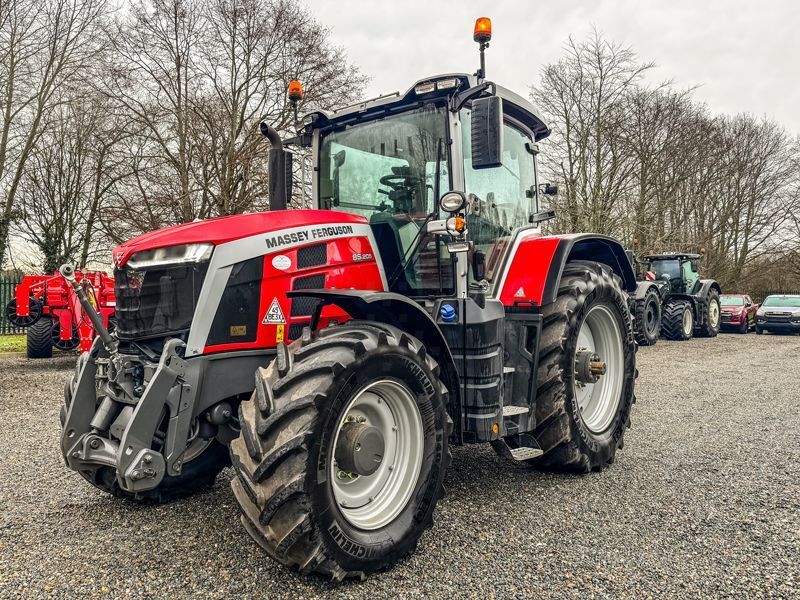 E-FARM: Massey Ferguson 8S.205 Efficient - Traktor - id YYWSPLA - 139.373 € - Produktionsår: 2023 - Motortimer: 936,Storbritanien
