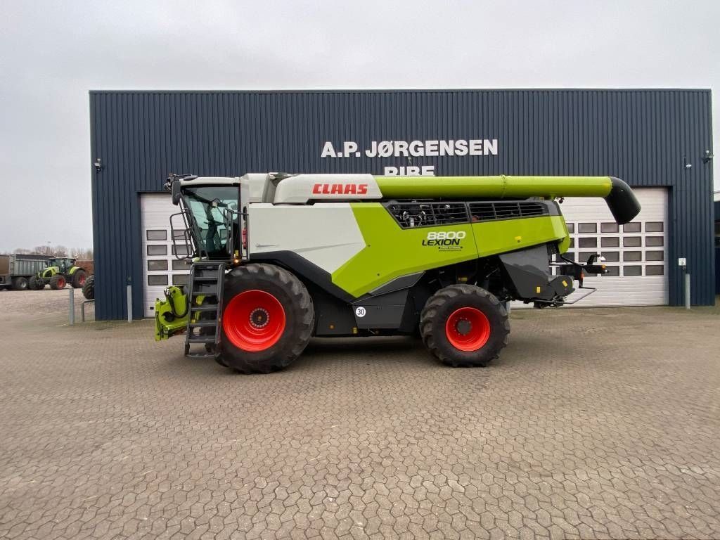 E-FARM: Claas lexion 8800 4wd - Mähdrescher - id 7BU2IWE - 405.463 € - Baujahr: 2020 - Abgelesene Motorstunden: 1.253,Motorleistung (PS): 653,Dänemark