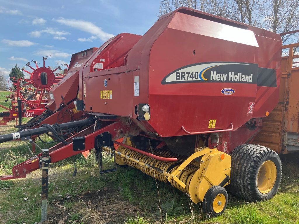 E-FARM: New Holland BR740 - Empacadora - id FR2GETJ - 4000 € - Año: 2004 - Las balas producidas: 23.000,Francia