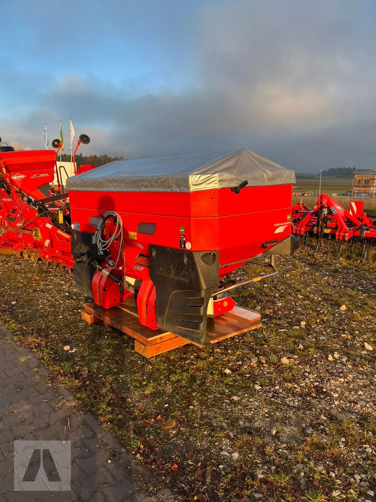 Rauch axis 30.2 emc-vsdyn Fertiliser spreader €12,000