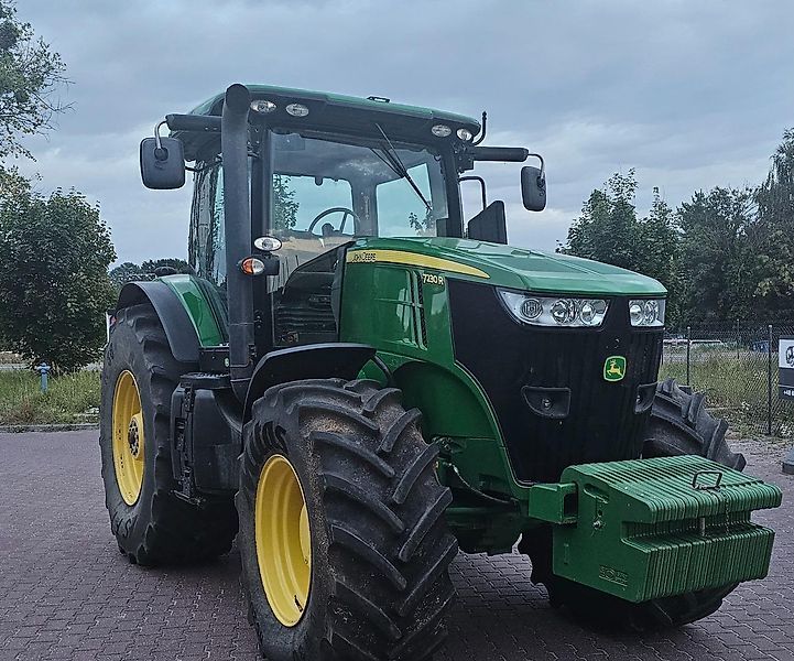 John Deere 7230 R Tractor €66,666