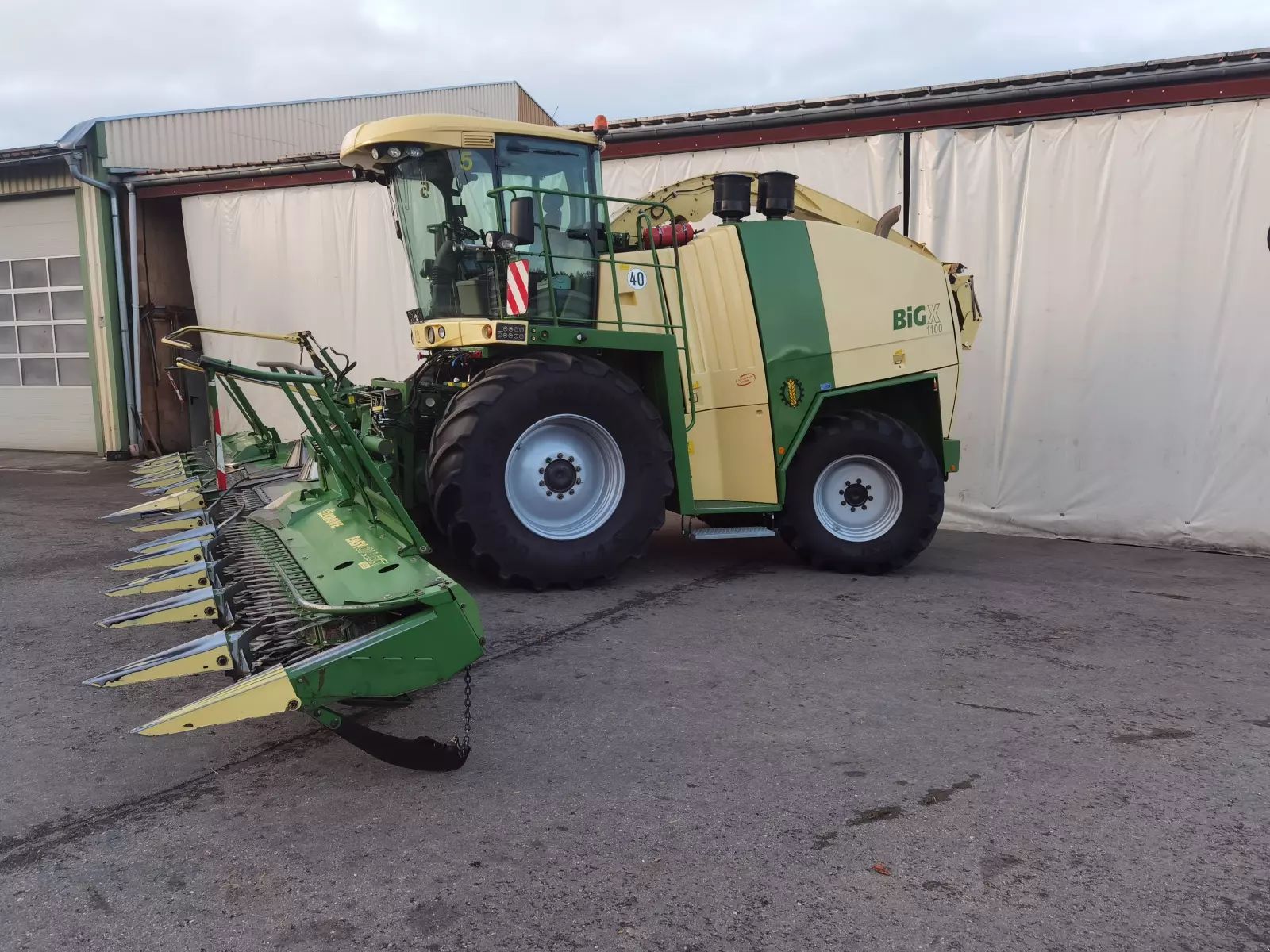 E-FARM: Krone BiG X 1100 - Savaeigis pašarų smulkintuvas - id U1QMKKD - 95 000 € - Gamybos metai: 2011 - Variklio darbo valandos: 5 403,Variklio galia (AG): 1 078,Vokietija
