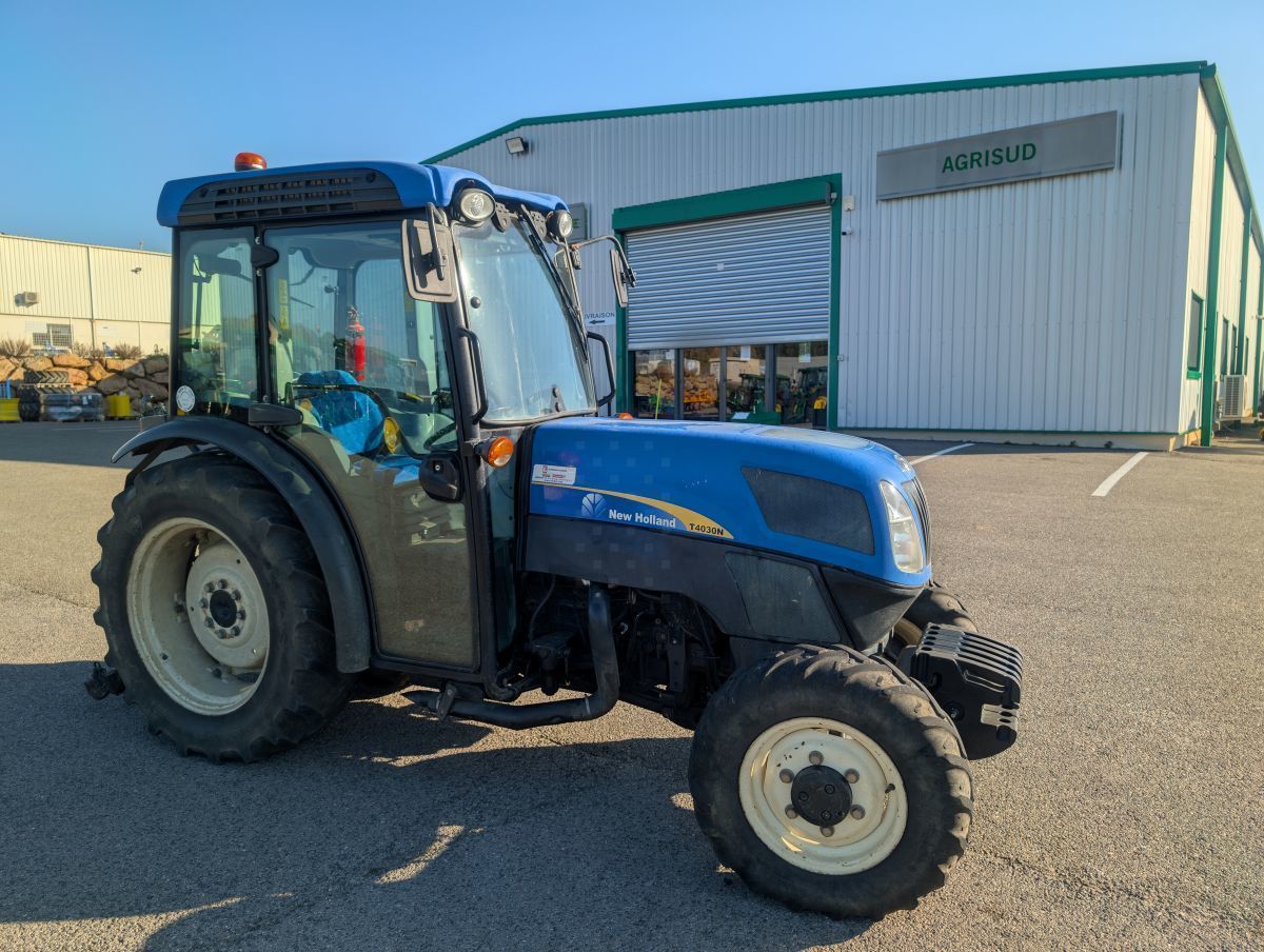 E-FARM: New Holland T4030 - Tractor - id AMHQUQE - €28,000 - Year of construction: 2013 - Engine hours: 3,321,Engine power (HP): 80,France
