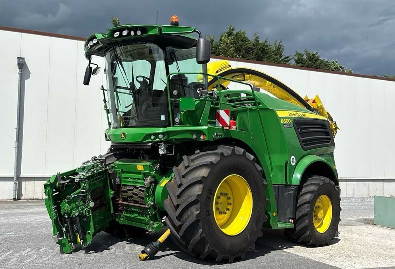 John Deere 8600 Self propelled forage harvester €240,000