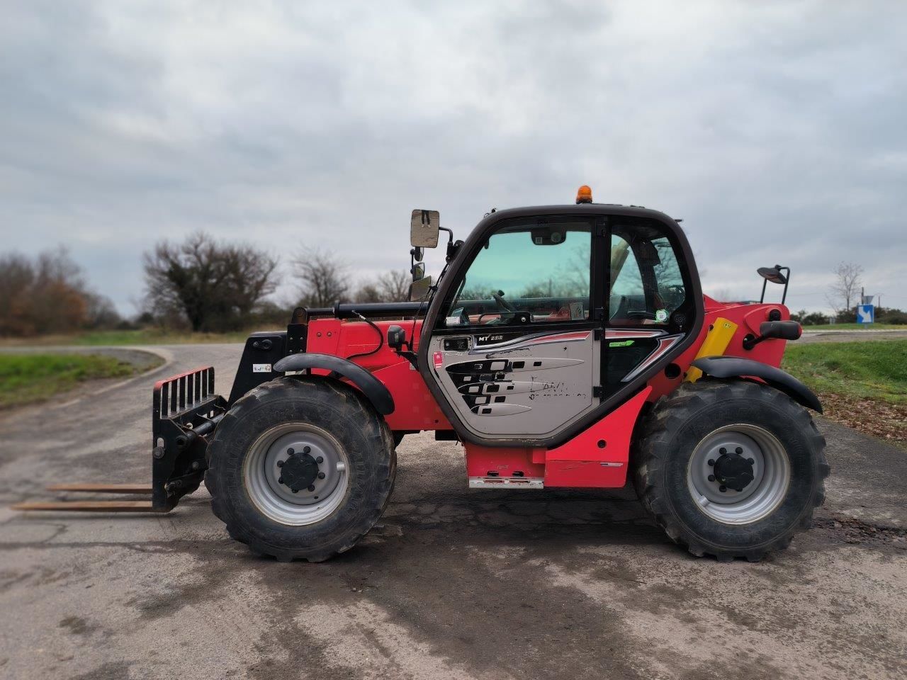 E-FARM: Manitou mt 932 - Chargeur télescopique  - id S7CPJVG - 47 500 € - Année: 2019 - Lecture du nombre d'heure: 1 614,France
