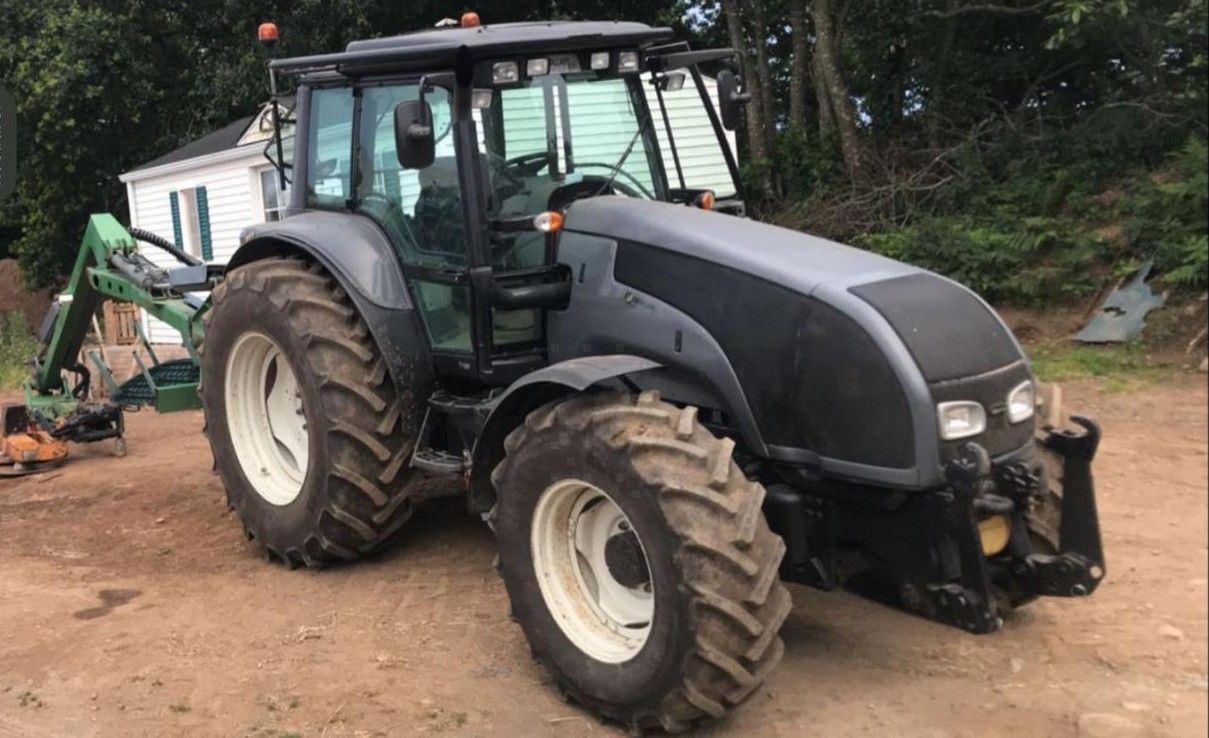 Valtra T 140 Tractor €38,000
