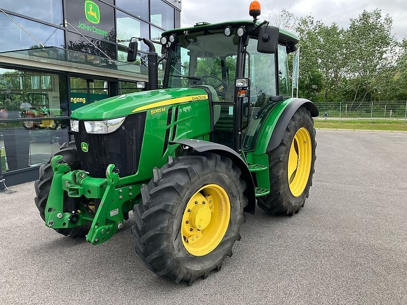 E-FARM: John Deere 5085 M - Traktor - id J4DMBZH - 46.814 € - Produktionsår: 2015 - Motortimer: 1.797,Motoreffekt (HP): 85,Østrig