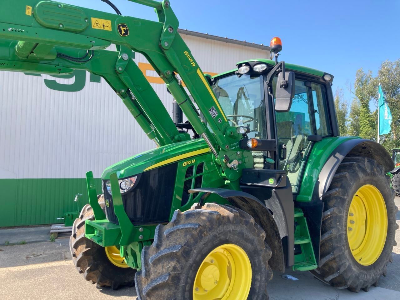 E-FARM: John Deere 6110 M - Traktor - id Q3X2AQY - 83 000 EUR - Gyártási év: 2023 - Üzemóra (motor): 900,Motor teljesítménye (LE): 110,Franciaország