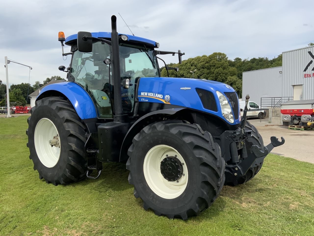 New Holland T 7.235 tractor €62,000