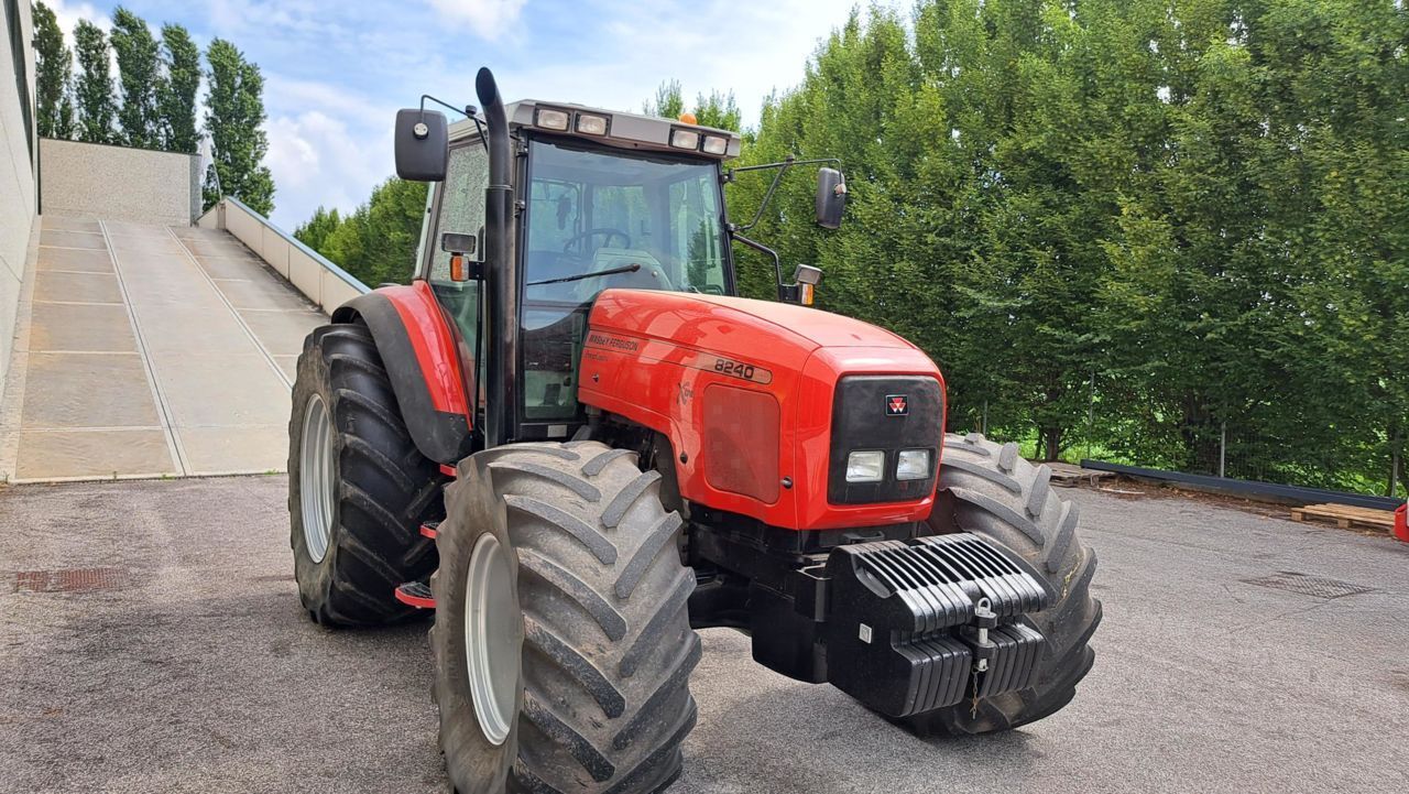 E-FARM: Massey Ferguson 8240 Xtra - Tracteur - id DFAWICB - 45 000 € - Année: 2003 - Lecture du nombre d'heure: 6 873,Puissance du moteur (chevaux): 190,Italie