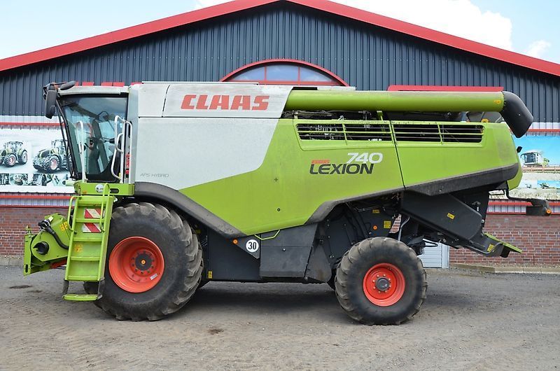 E-FARM: Claas Lexion 740 - Combine harvester - id UJIJJUW - €165,000 - Year of construction: 2016 - Engine hours: 1,350,Engine power (HP): 408,Germany