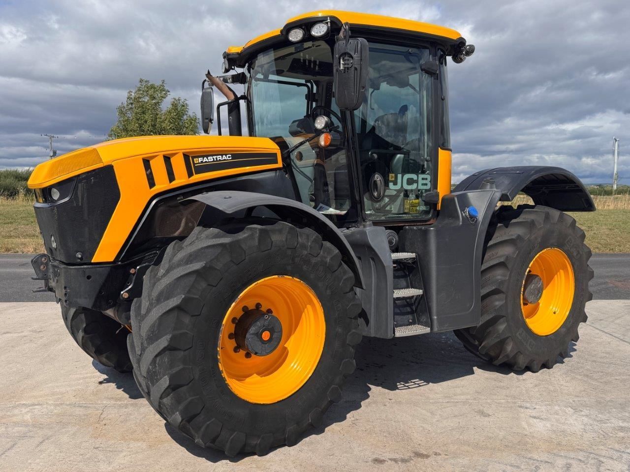 E-FARM: JCB Fastrac 4220 - Tractor - id 3NNQPVF - €55,780 - Year of construction: 2017 - Engine hours: 5,752,Engine power (HP): 235,United Kingdom