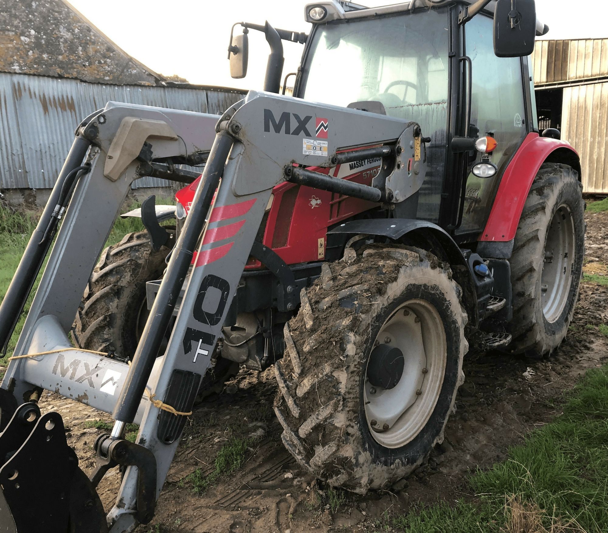 E-FARM: Massey Ferguson 5710 - Tracteur - id DJT8TYJ - 50 000 € - Année: 2018 - Lecture du nombre d'heure: 4 400,France