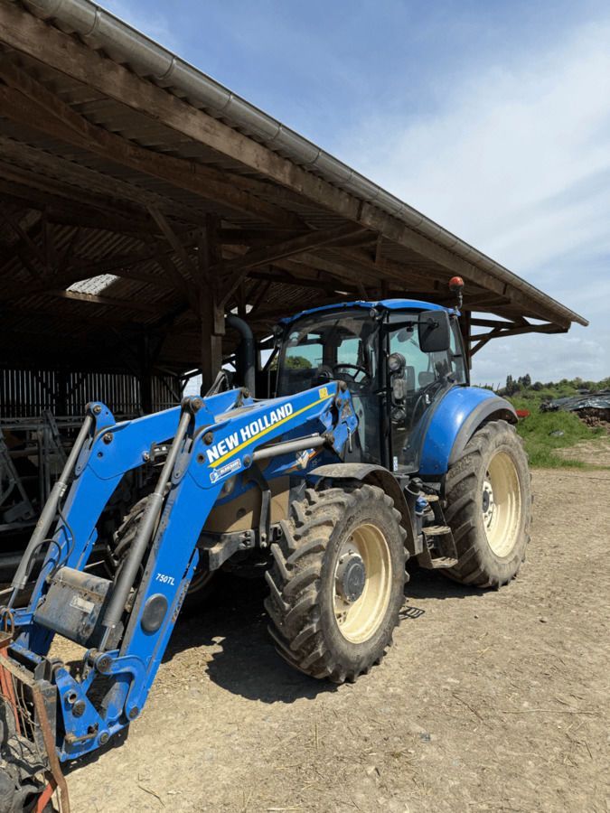 E-FARM: New Holland T5.110 - Tractor - id UFHVNKP - €37,000 - Year of construction: 2017 - Engine hours: 5,960,Engine power (HP): 107,France