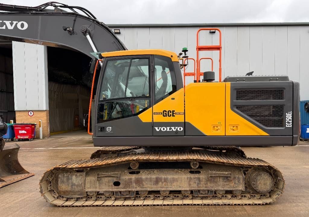 VOLVO ec 250 el Crawler excavator €52,929