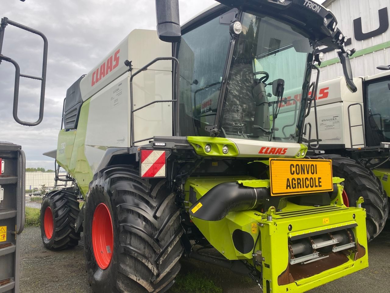 E-FARM: Claas Trion 730 - Moissoneuse-batteuse - id YHBCPBH - 320 000 € - Année: 2023 - Lecture du nombre d'heure: 135,France