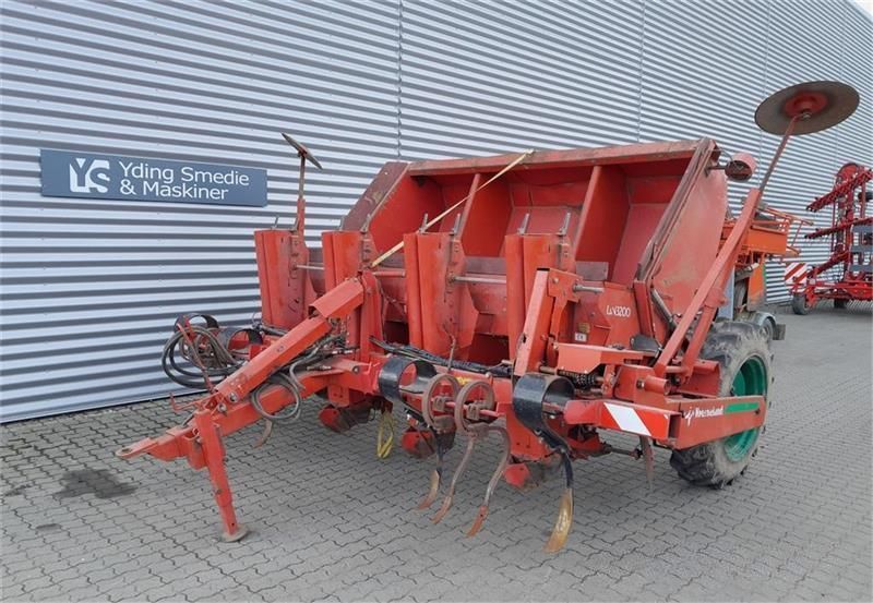 E-FARM: Kverneland un 3200 bejdseanlæg 2 dyser/række - Máquina sembradora otros - id ZMMZJV5 - 7370 € - Dinamarca