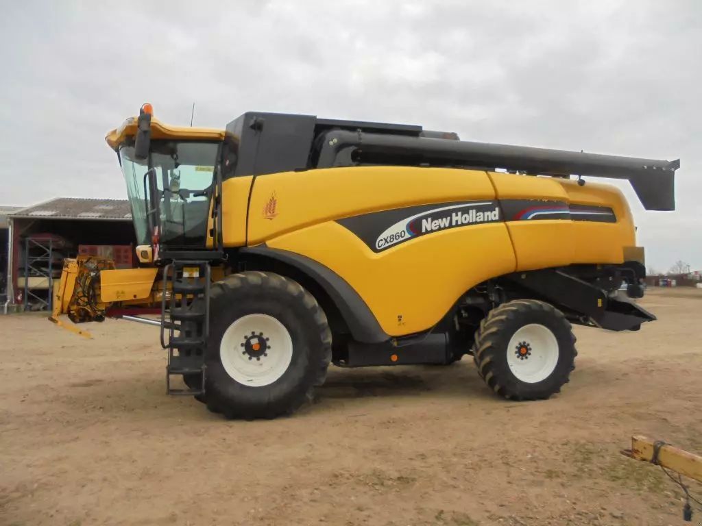 E-FARM: New Holland CX 860 N - Cosechadora - id PSLSSFH - 79.000 € - Año: 2004 - Francia