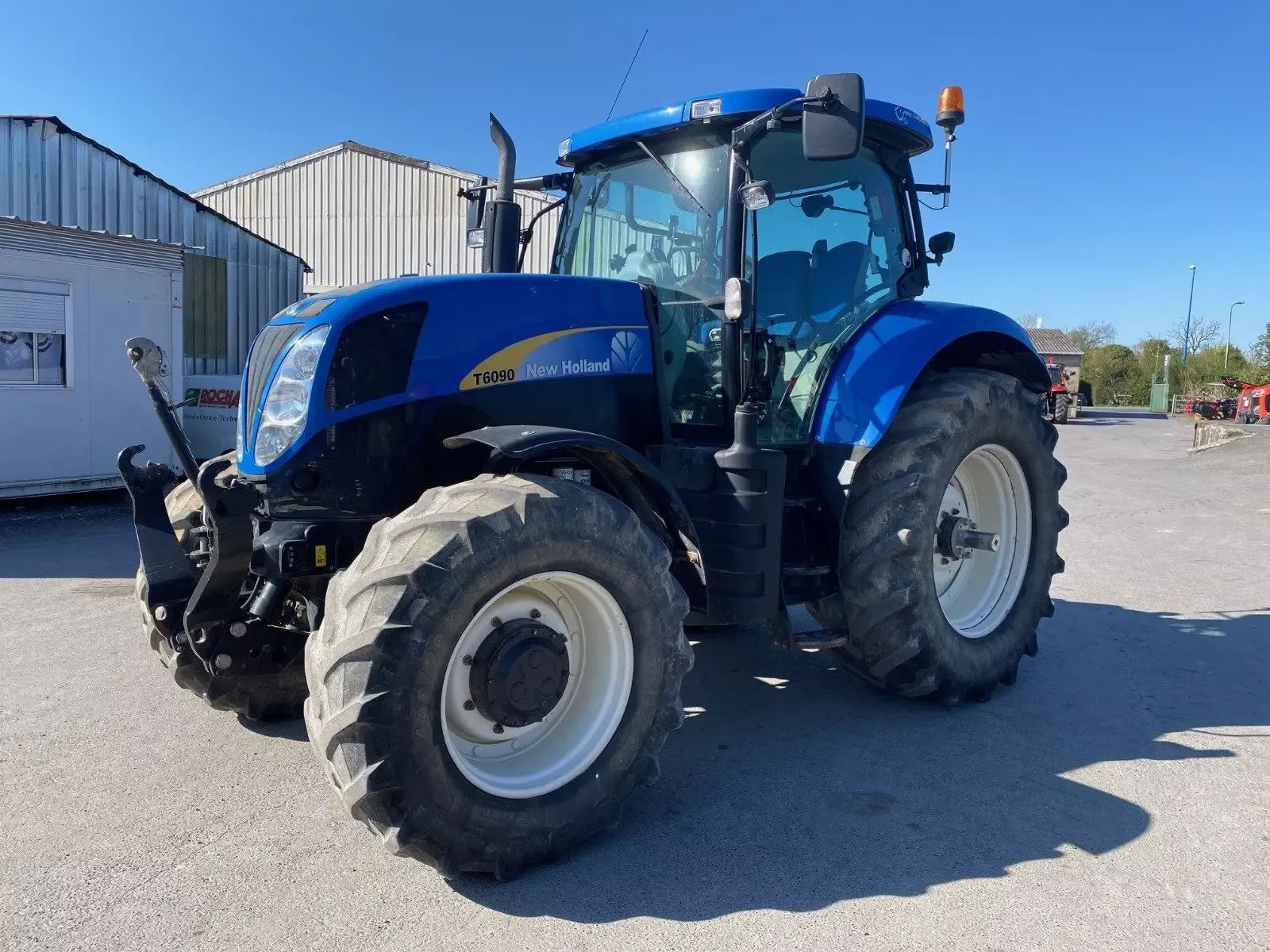 E-FARM: New Holland T6090 - Tractor - id EUBISCY - €49,000 - Year of construction: 2010 - Engine hours: 5,700,Engine power (HP): 165,France