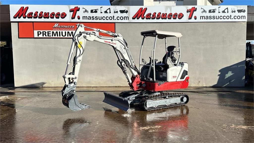 Takeuchi TB 225 Mini-pelle 31 000 €