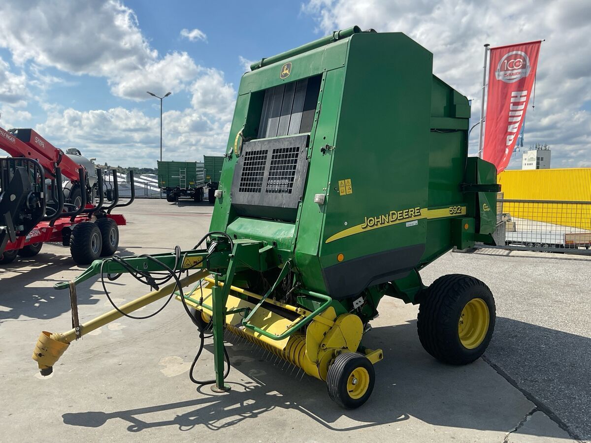 E-FARM: John Deere 592 - Πρέσσα - id KYDI1QA - 10.750 € - Χρονία: 2003 - Αυστρία