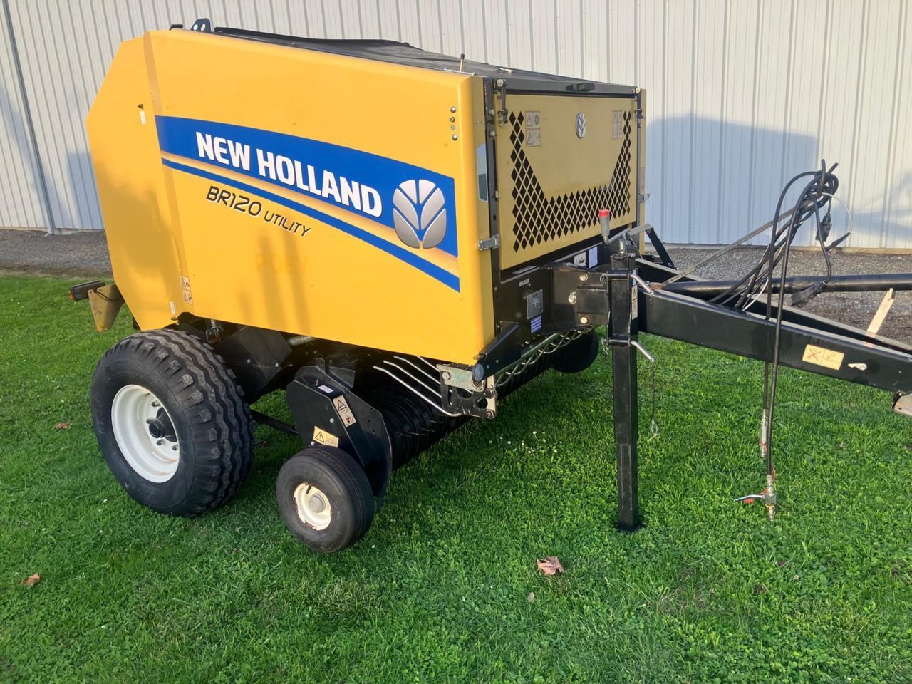 E-FARM: New Holland BR120 Utility - Πρέσσα - id D8MY6T8 - 12.000 € - Χρονία: 2019 - Συνολικός αριθμός παραχθέντων δεμάτων: 600,Γαλλία