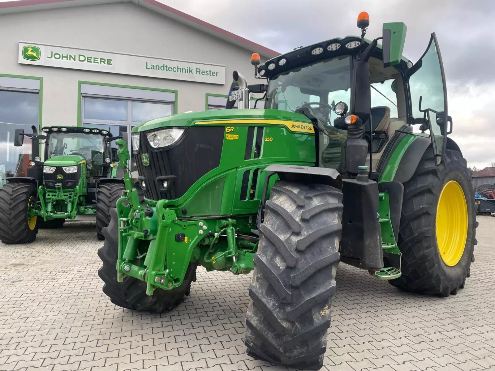 E-FARM: John Deere 6R 250 - Traktor - id EVKHNQE - 159.000 € - Baujahr: 2022 - Abgelesene Motorstunden: 2.280,Motorleistung (PS): 300,Deutschland