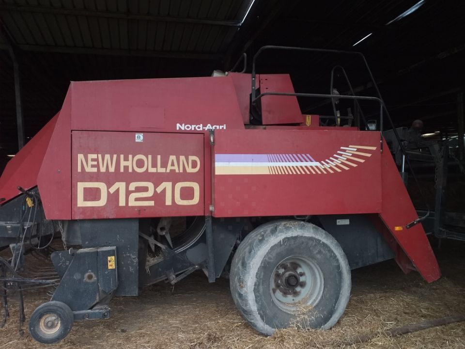 New Holland D 1210 Baler €14,000