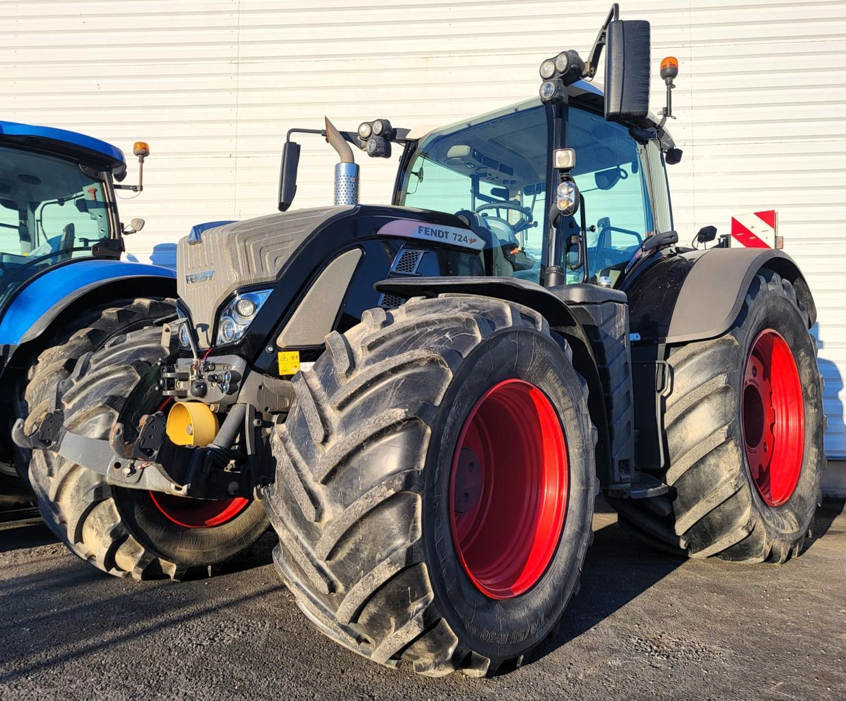 E-FARM: Fendt 724 Vario - Traktor - id VADQLIT - 133.000 € - Baujahr: 2019 - Abgelesene Motorstunden: 3.250,Motorleistung (PS): 240,Frankreich