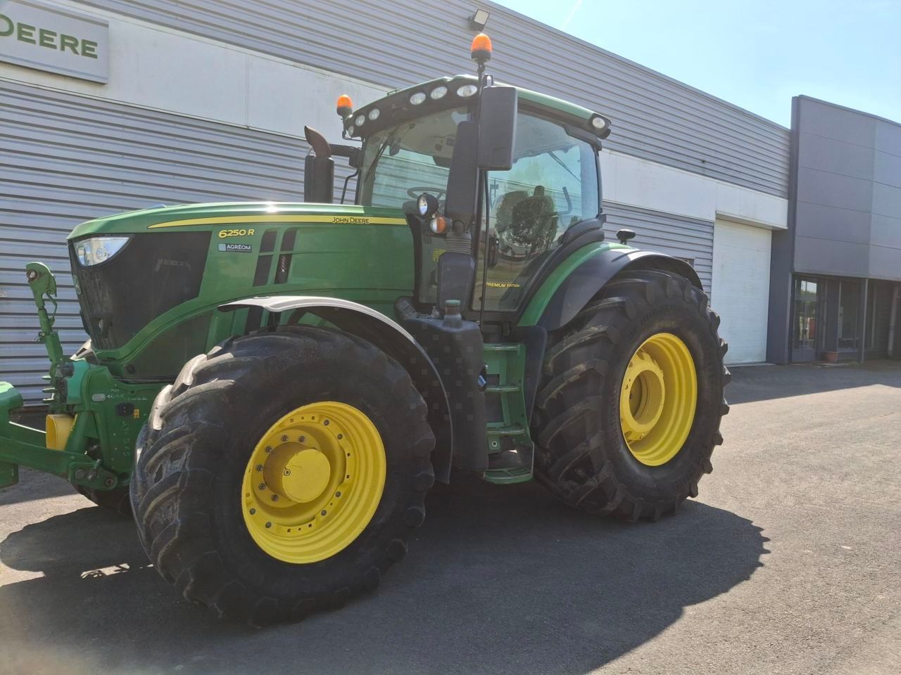 E-FARM: John Deere 6250 R - Tractor - id E16XAIY - €134,000 - Year of construction: 2020 - Engine hours: 3,960,Engine power (HP): 250,France