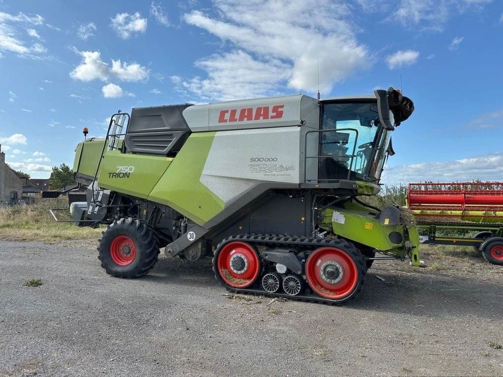 E-FARM: Claas Trion 750 - Moissoneuse-batteuse - id DCFZUCD - Année: 2025 - Lecture du nombre d'heure: 210,Royaume-Uni