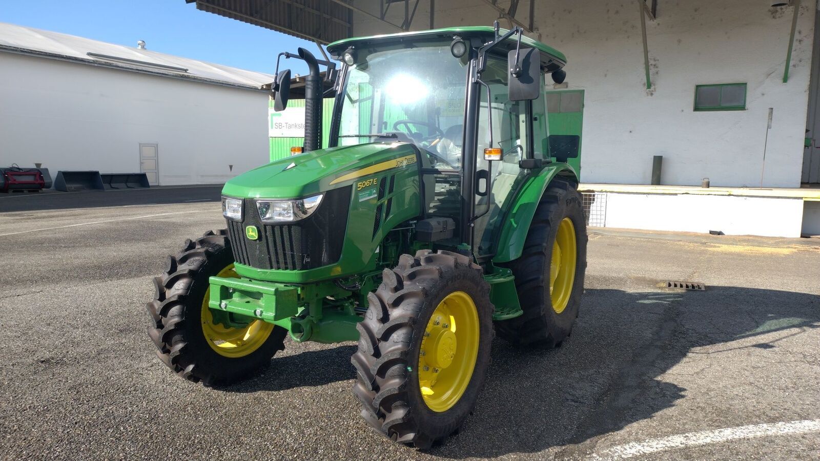 E-FARM: John Deere 5067 E - Tracteur - id 5TJXSW3 - 43 490 € - Année: 2023 - Lecture du nombre d'heure: 5,Puissance du moteur (chevaux): 67,Autriche