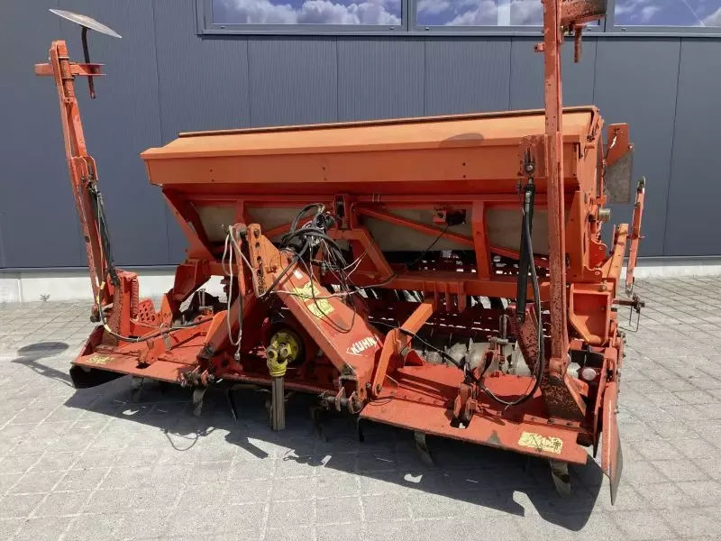 E-FARM: Kuhn integra 3000 / hrb 302 - Semoir - id AYYTU21 - 7 200 € - Année: 2002 - Allemagne