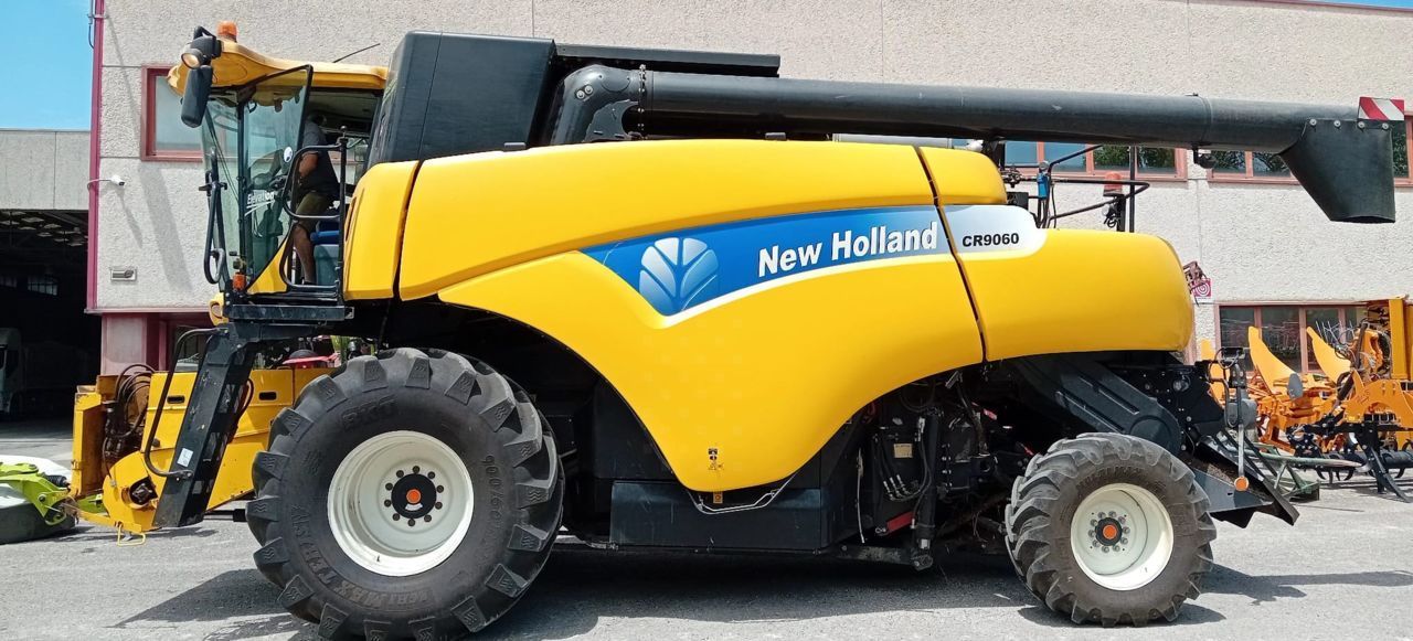 E-FARM: New Holland CR 9060 Elevation - Moissoneuse-batteuse - id ZL2FEGJ - Année: 2011 - Lecture du nombre d'heure: 3 070,Italie