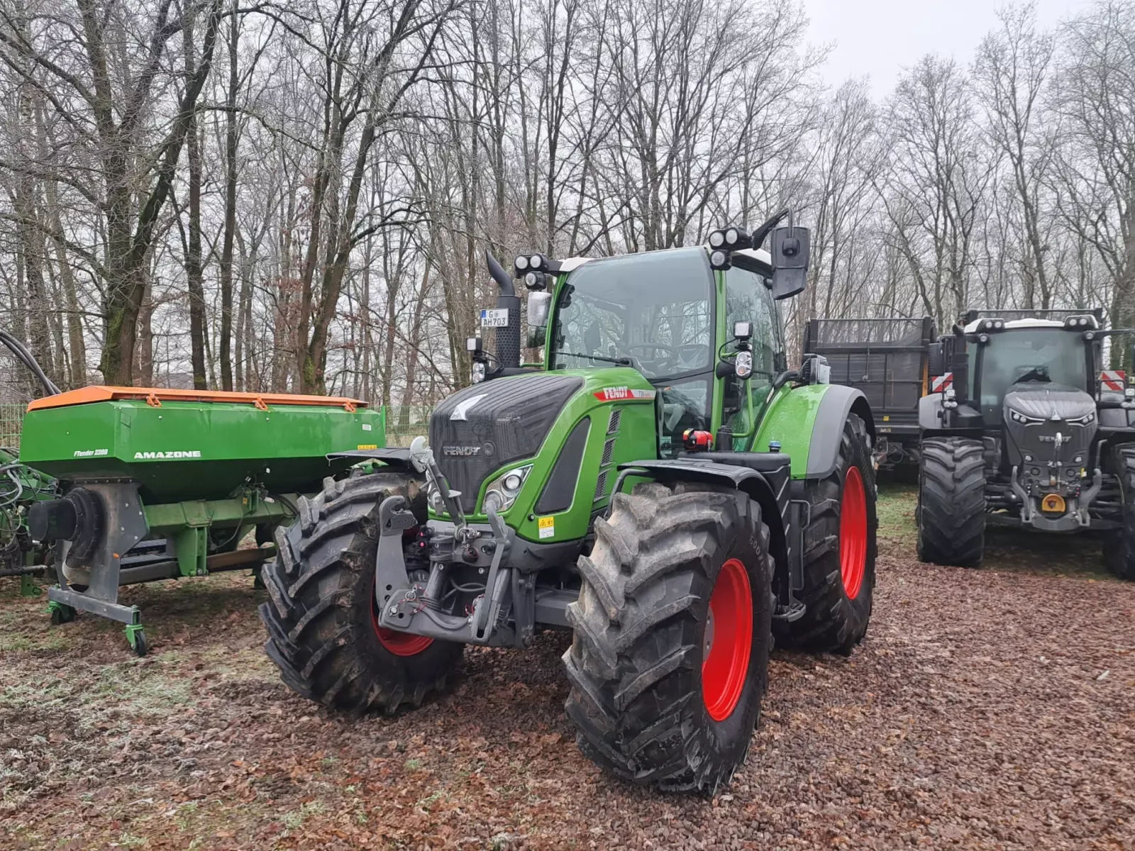 E-FARM: Fendt 724 Vario Profi - Traktor - id XHB55BR - 179.000 € - Baujahr: 2023 - Abgelesene Motorstunden: 516,Motorleistung (PS): 240,Deutschland
