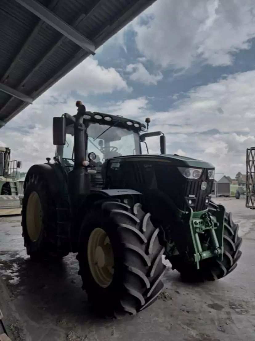 John Deere 6215 R Tractor €66,000