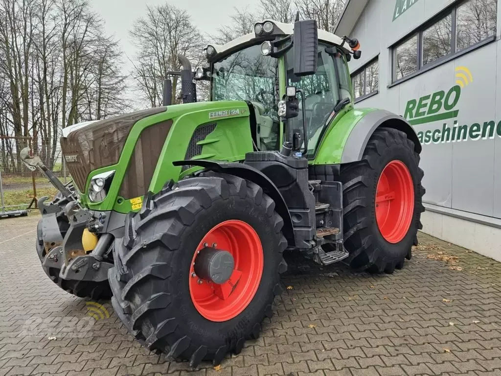 E-FARM: Fendt 824 Vario ProfiPlus - Tracteur - id RLSYBF8 - 108 000 € - Année: 2017 - Lecture du nombre d'heure: 6 000,Puissance du moteur (chevaux): 246,Allemagne