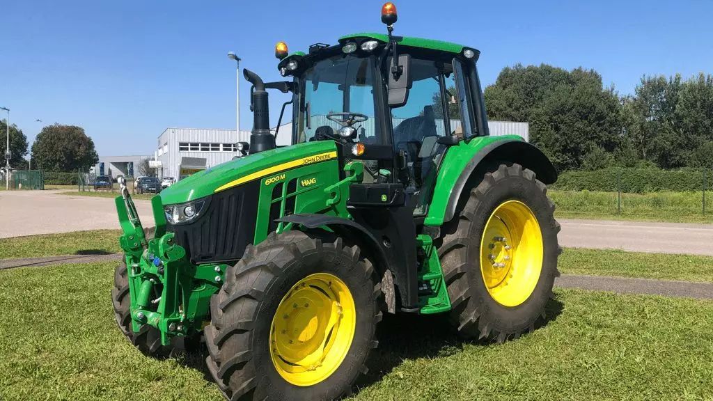 E-FARM: John Deere 6100 M - Traktor - id BS8VWUA - 90 000 € - Rok výroby: 2023 - Hodiny motoru: 120,Výkon motoru (HP): 100,Francie