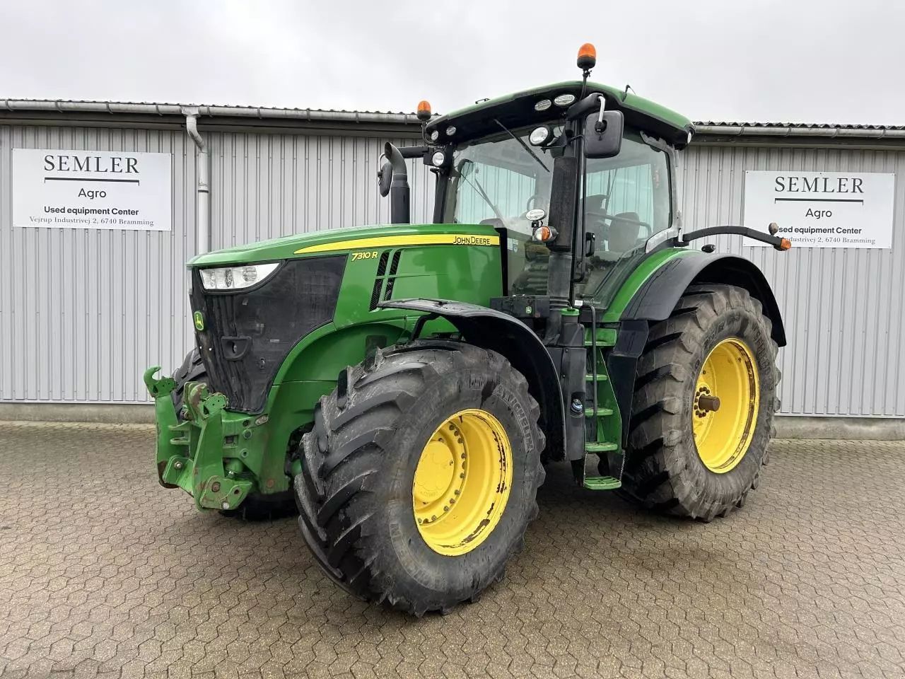E-FARM: John Deere 7310 R - Tractor - id PGQF78Y - €100,355 - Year of construction: 2015 - Engine hours: 8,520,Engine power (HP): 298,Denmark