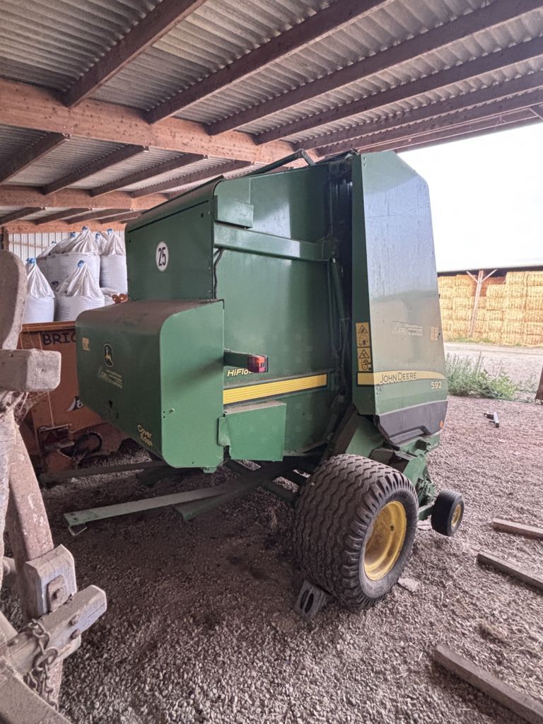 E-FARM: John Deere 592 - Πρέσσα - id NU8FVFQ - 12.000 € - Χρονία: 2008 - Συνολικός αριθμός παραχθέντων δεμάτων: 28.000,Γαλλία