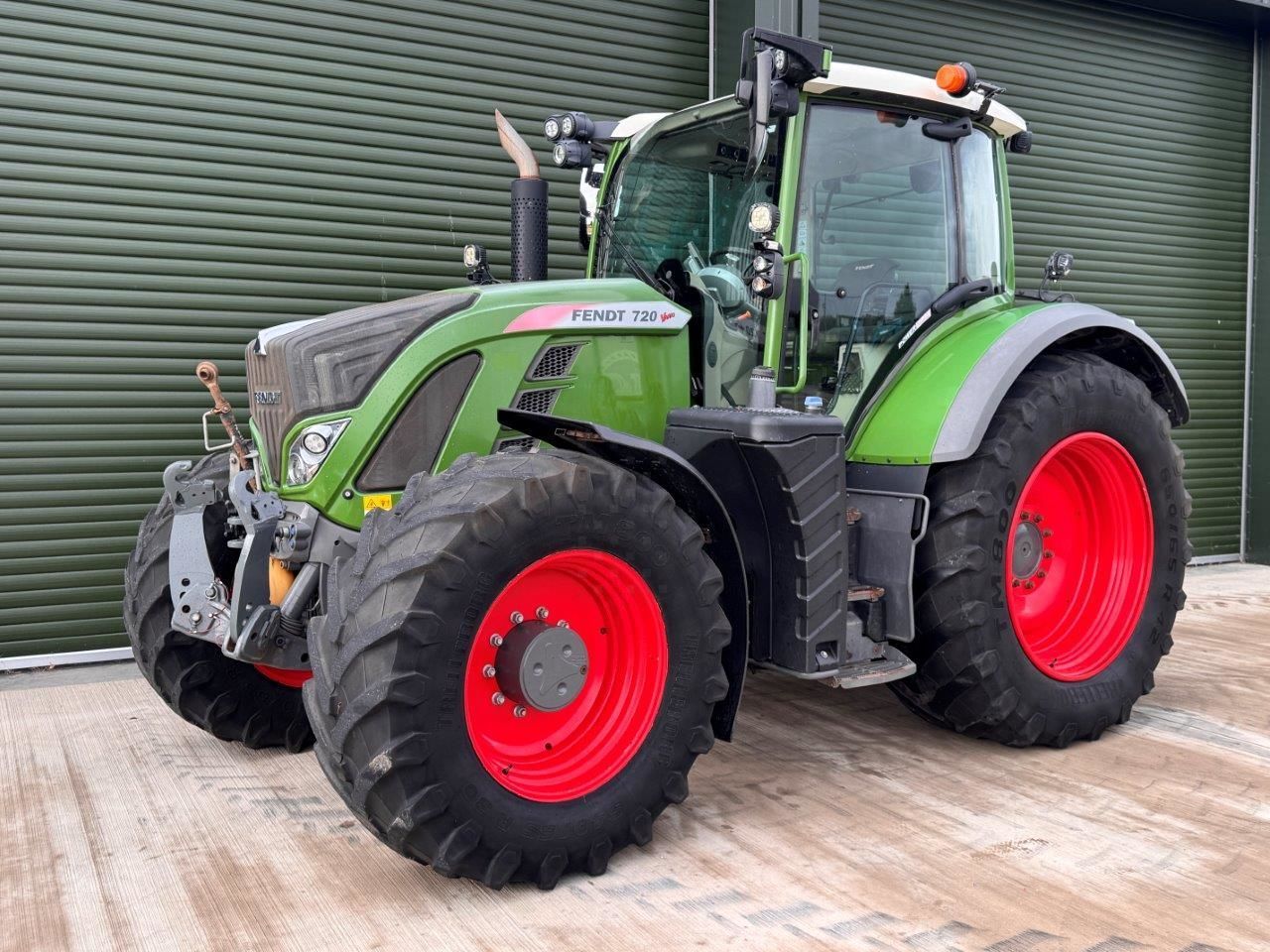 E-FARM: Fendt 720 Vario - Tractor - id W7WGR7B - 84.961 EUR - Anul: 2020 - Citeste ore: 6.963,Muterea motorului: 200,Regatul Unit