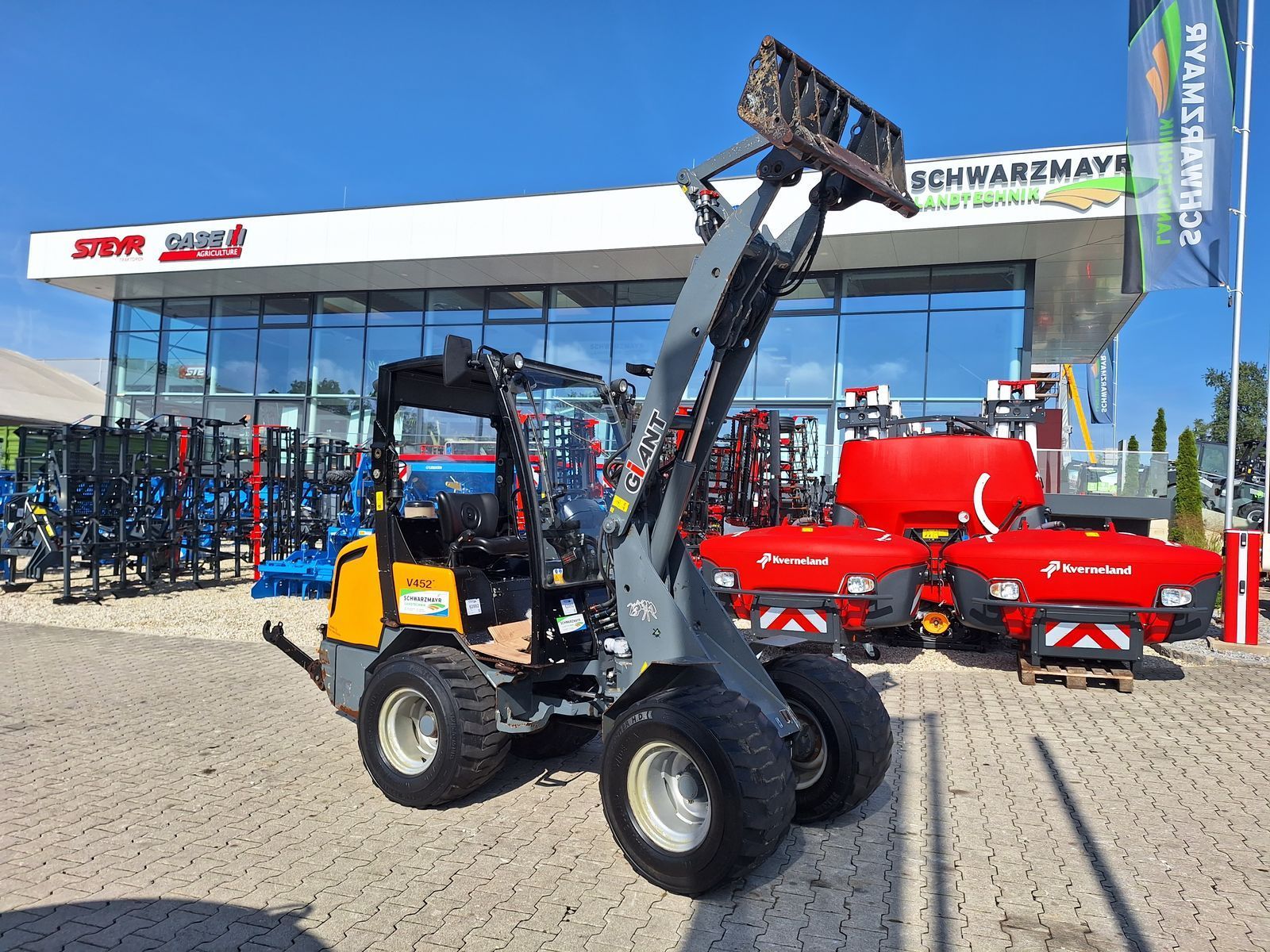 E-FARM: Giant v452t - Wheel loader - id 61R69DQ - €28,149 - Year of construction: 2010 - Engine hours: 2,325,Engine power (HP): 45,Austria
